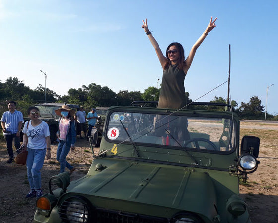 hue-smile-travel-jeep-car