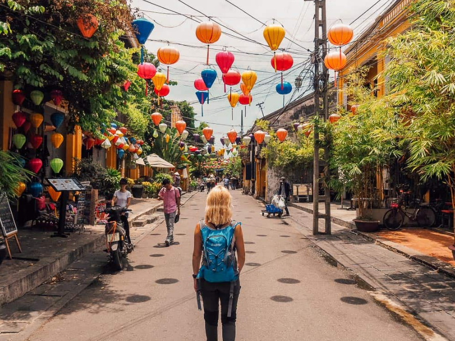 walking-in-hoian-ancient-town