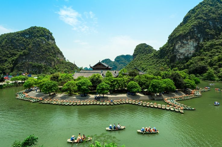 Floating through Tam Coc or Trang An, you will be mesmerized by the stunning landscapes. (Source: Pinterest)