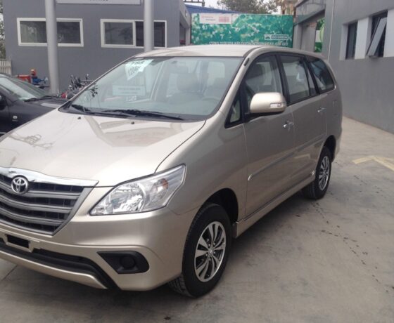 private-7-seater-car-rental-in-hue-1