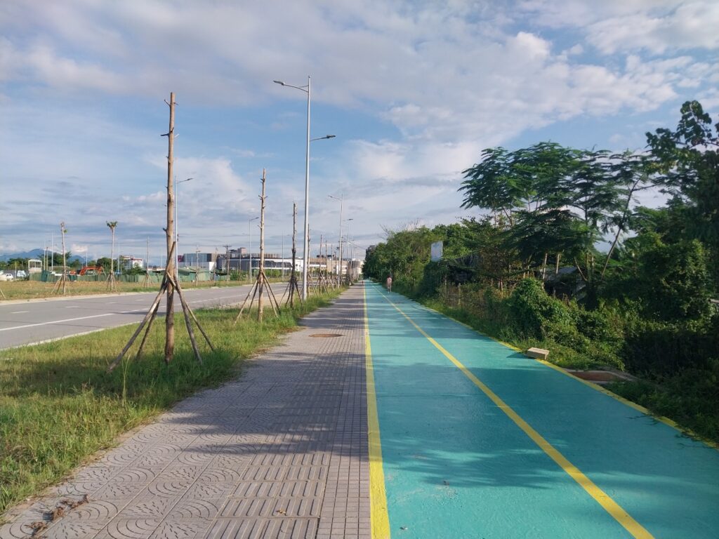 hues-new-green-bike-lanes-a-safe-ride-to-thanh-toan-bridge-1
