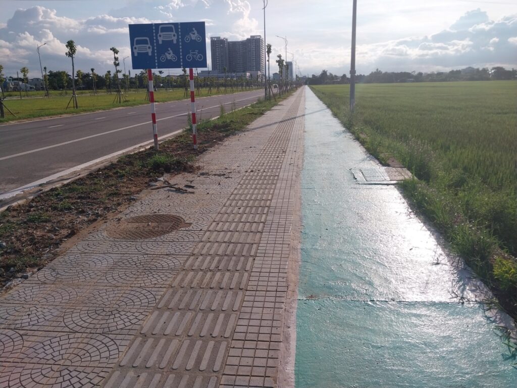 hues-new-green-bike-lanes-a-safe-ride-to-thanh-toan-bridge